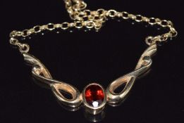 A 9ct gold necklace set with garnet, 5.7g