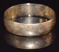A 9ct gold wedding band / ring, size O, 1.8g