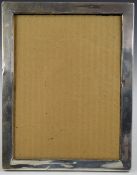 George V hallmarked silver photograph frame to suit 9 x 7 inch photo, with stained wood easel