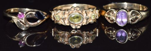 Three gold rings set with peridot, amethyst, sapphire & ruby, size I, 6.7g