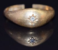 An 18ct gold ring set with a diamond in a star setting, 2.9g