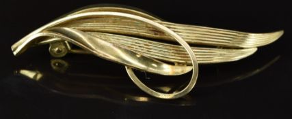 A yellow metal brooch marked 333, 4.4g