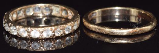Two 9ct gold rings, size M, 4g