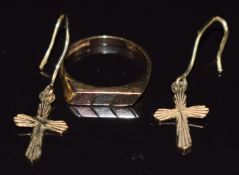 A pair of 9ct gold cross earrings and 9ct gold tri-coloured ring, 2.4g