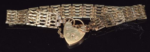 A 9ct gold bracelet with heart clasp/ padlock, 15.8g