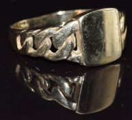 A 9ct gold signet ring with curb link decoration to the shoulders, size X, 5.3g
