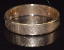 A 9ct gold wedding band/ ring, size J, 2.4g