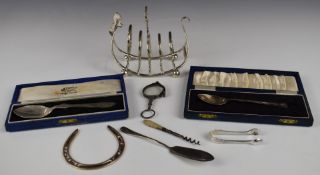 Two hallmarked silver spoons, length of longest 14cm, hallmarked silver novelty horseshoe, London