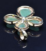 A 9k gold pendant set with jade cabochons, 3.3g