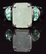 A 9ct white gold ring set with emeralds and chrysoprase, size J, 3.1g