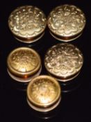 Five Victorian yellow metal studs with engraved decoration, 9g