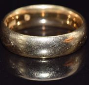 An 18ct gold wedding band/ ring, size Q, 8.7g