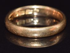 An 18ct gold wedding band/ ring, Chester 1895, size L, 4.1g