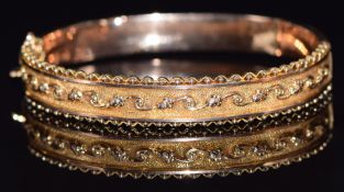 A 9ct gold bangle with textured decoration, Birmingham 1915, 10g