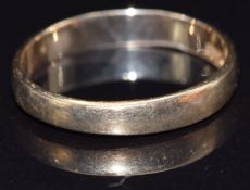 A 9ct gold wedding band/ ring, size P, 2.2g