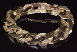 A 9ct gold curb link bracelet with engraved alternating links, 128.5g
