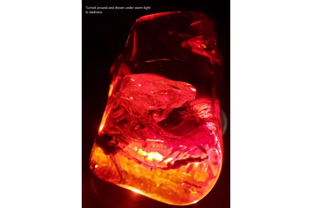 A Burmite Amber fossil specimen containing a red bird from the age of the dinosaurs - Image 4 of 6