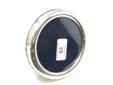 A heavy gauge round silver photograph frame by William Comyns, London 1900., diameter 12 cm.