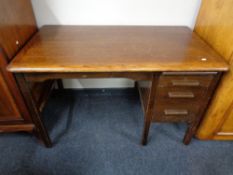 An Edwardian oak pedestal desk, height 77 cm, width 122 cm, depth 99 cm.