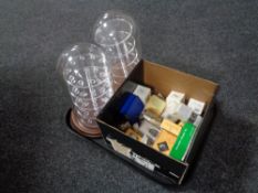 A tray of a large quantity of china and metal thimbles to include Brambly Hedge and two thimble