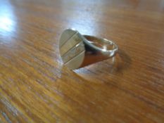 A gent's 9ct gold signet ring 2.8g.