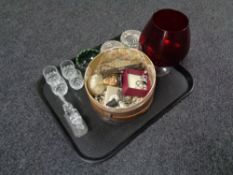 A tray containing a vintage purse, costume jewellery to include rings and beaded necklaces,