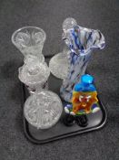 A tray of assorted glass ware to include Murano glass clown, 1970's art glass vase,