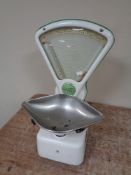 A set of 20th century Avery enamelled grocer's scales