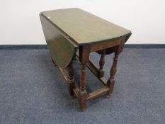 An Edwardian oak drop leaf table