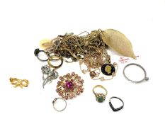 A small quantity of costume jewellery,