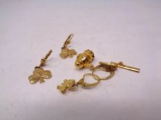 A small quantity of earrings and pendants