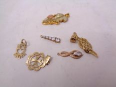 Six 9ct gold pendants, 6.