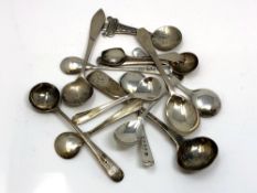 Thirteen various silver salt/mustard spoons (13) CONDITION REPORT: 78g