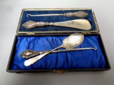 A cased silver handled button hook and shoe horn, Chester marks, 1913,