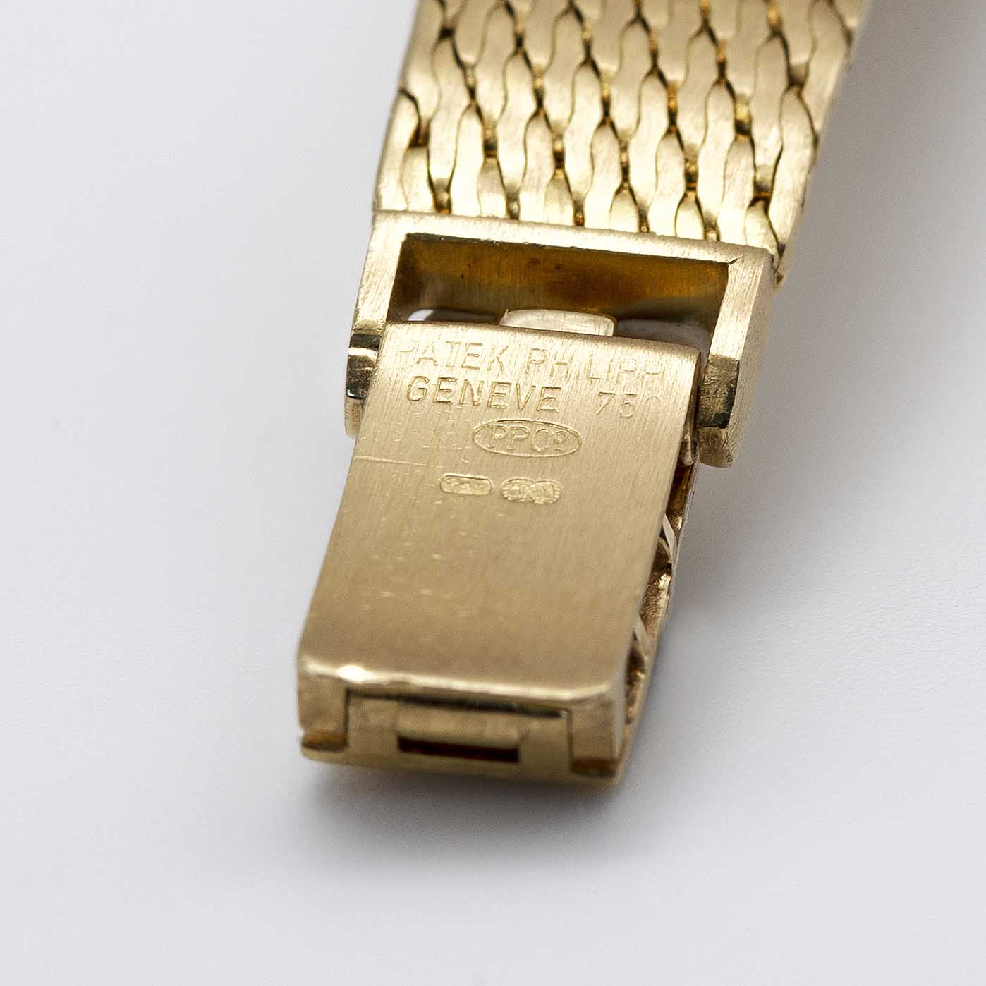 A LADIES 18K SOLID GOLD PATEK PHILIPPE ELLIPSE BRACELET WATCH CIRCA 1980s, WITH PATEK PHILIPPE - Image 8 of 10