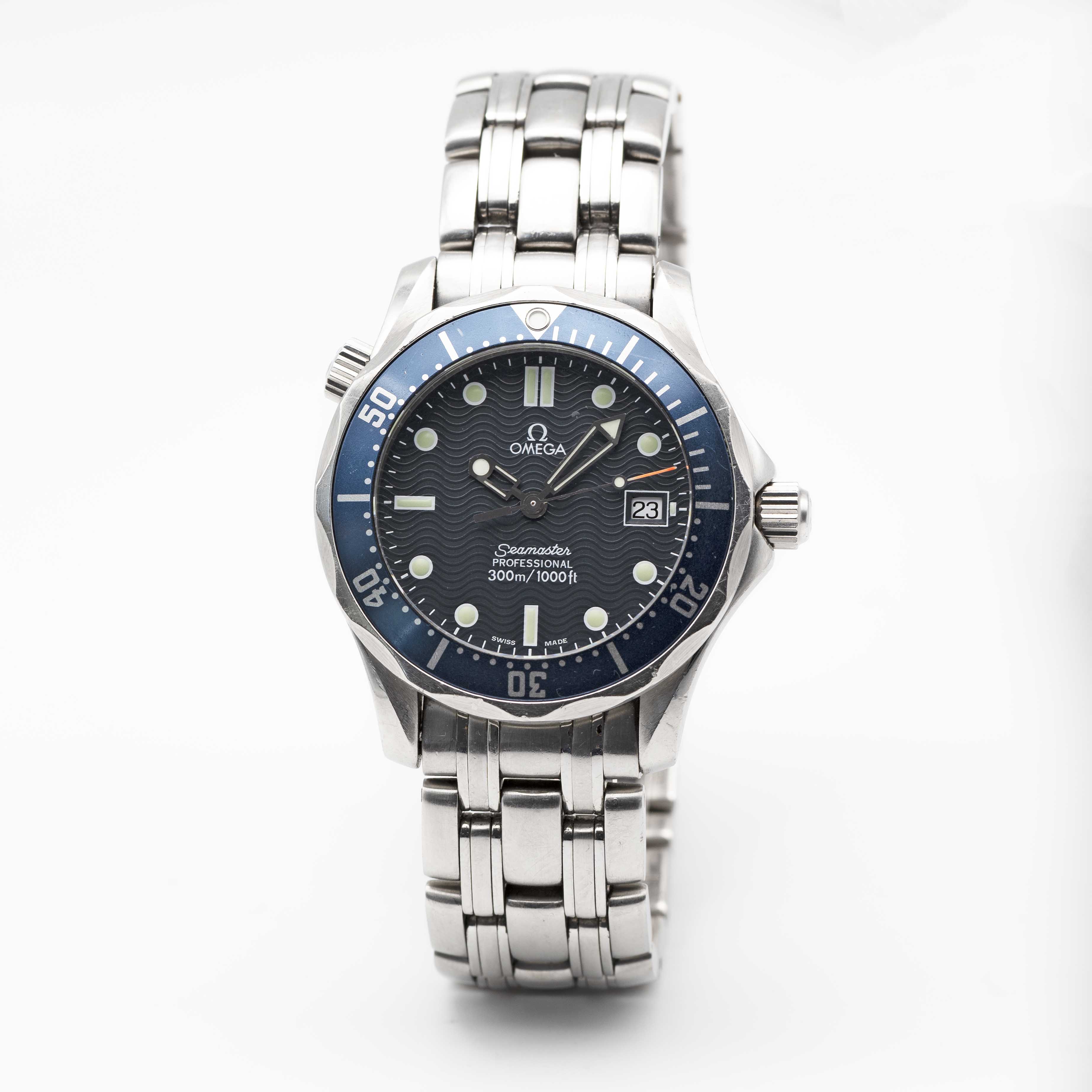 A MIDSIZE OMEGA SEAMASTER PROFESSIONAL 300M QUARTZ BRACELET WATCH CIRCA 1990s, REF 2551.80.00 WITH - Image 2 of 8