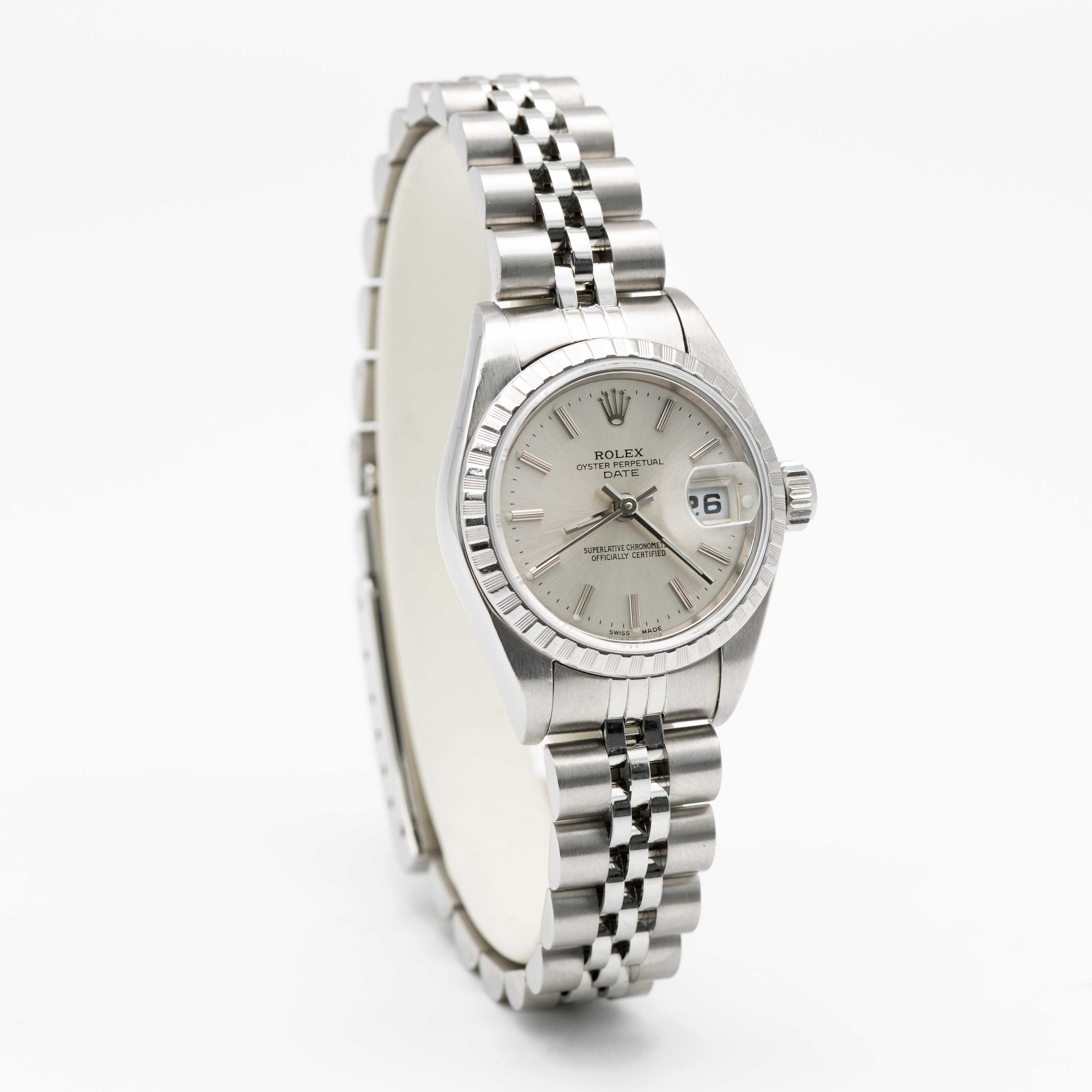 A LADIES STAINLESS STEEL ROLEX OYSTER PERPETUAL DATE BRACELET WATCH CIRCA 2000, REF. 79240 - Image 4 of 9