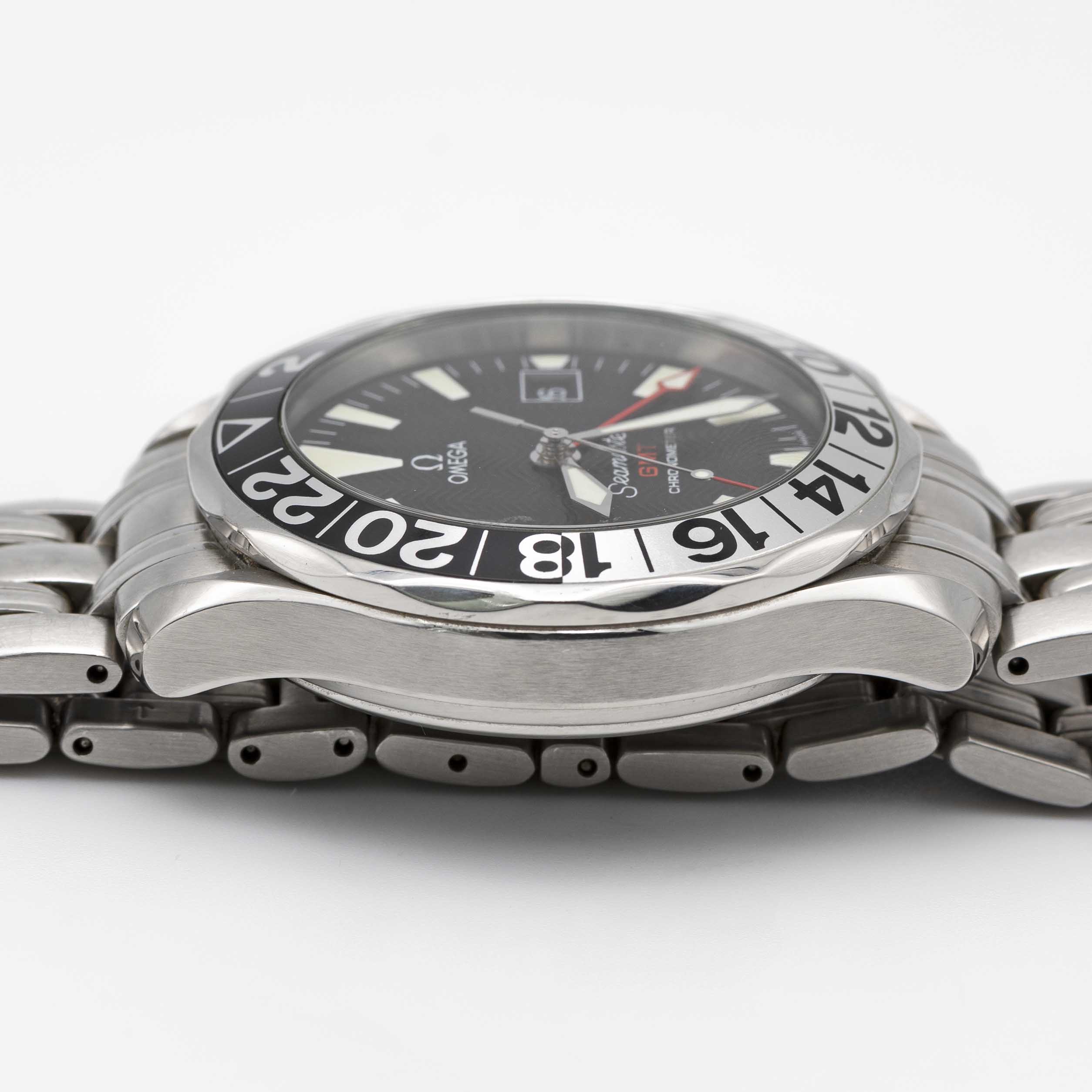 A GENTLEMAN'S STAINLESS STEEL OMEGA SEAMASTER GMT CHRONOMETER BRACELET WATCH DATED 2003, REF. 2234. - Image 8 of 9
