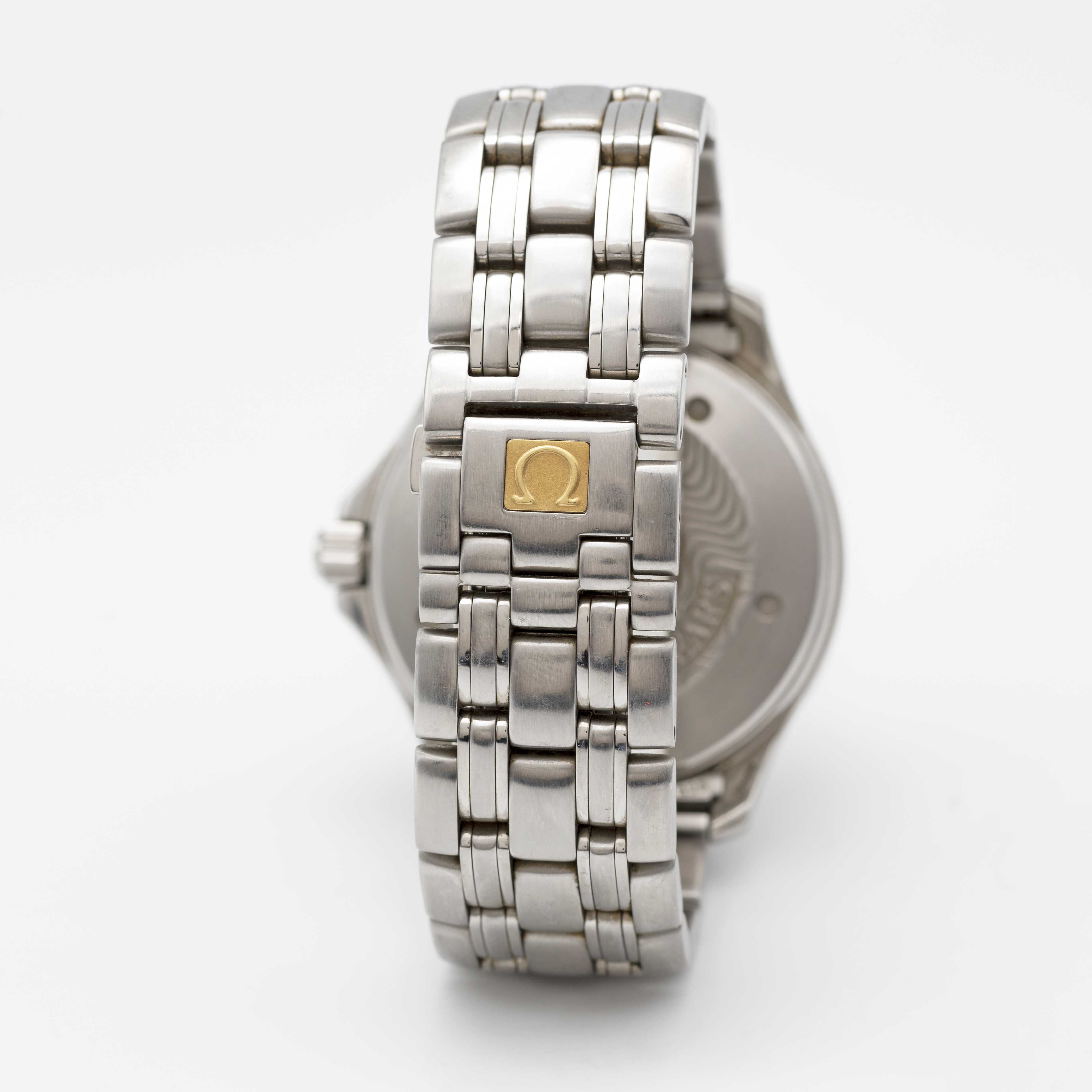 A GENTLEMAN'S STAINLESS STEEL OMEGA SEAMASTER GMT CHRONOMETER BRACELET WATCH DATED 2003, REF. 2234. - Image 5 of 9