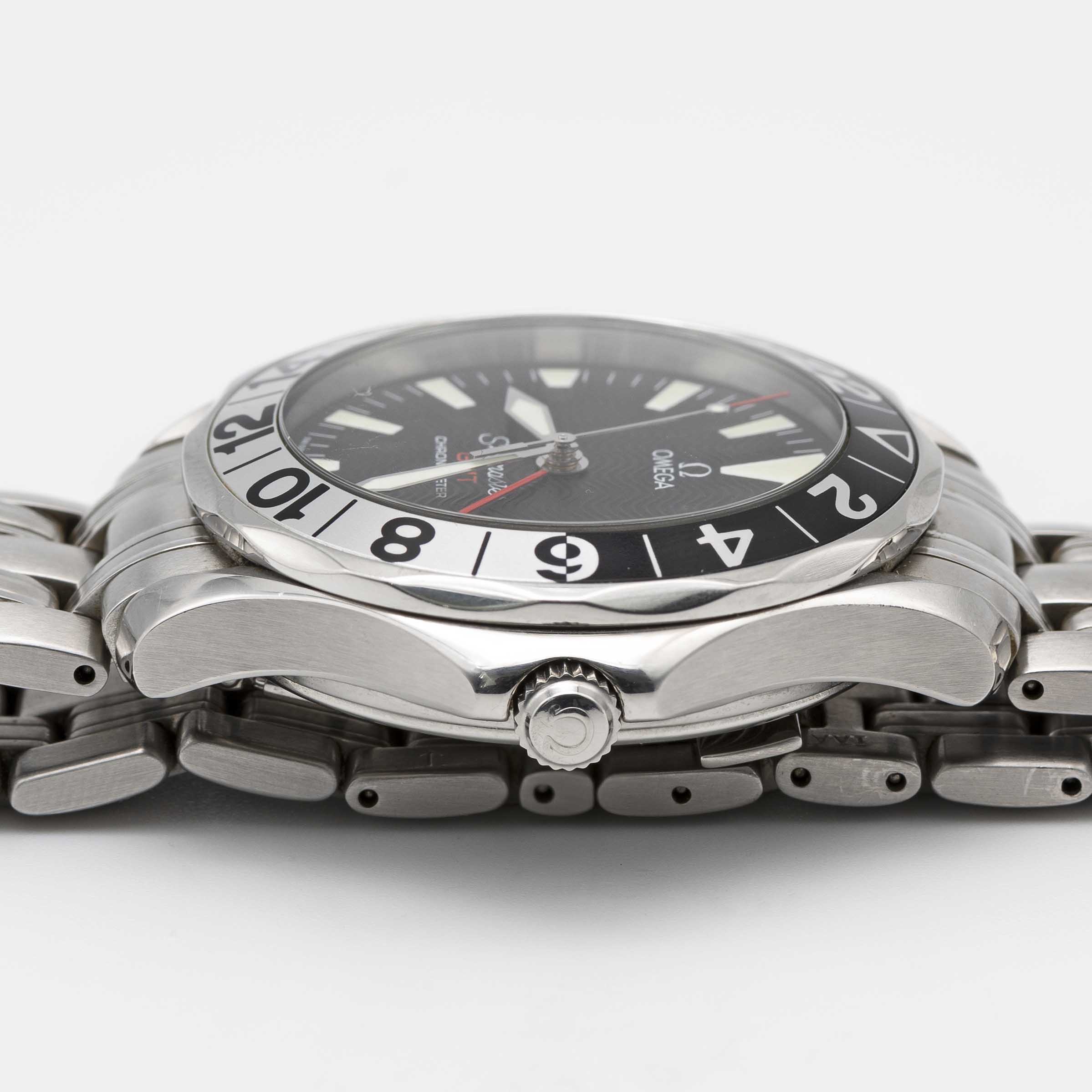 A GENTLEMAN'S STAINLESS STEEL OMEGA SEAMASTER GMT CHRONOMETER BRACELET WATCH DATED 2003, REF. 2234. - Image 7 of 9