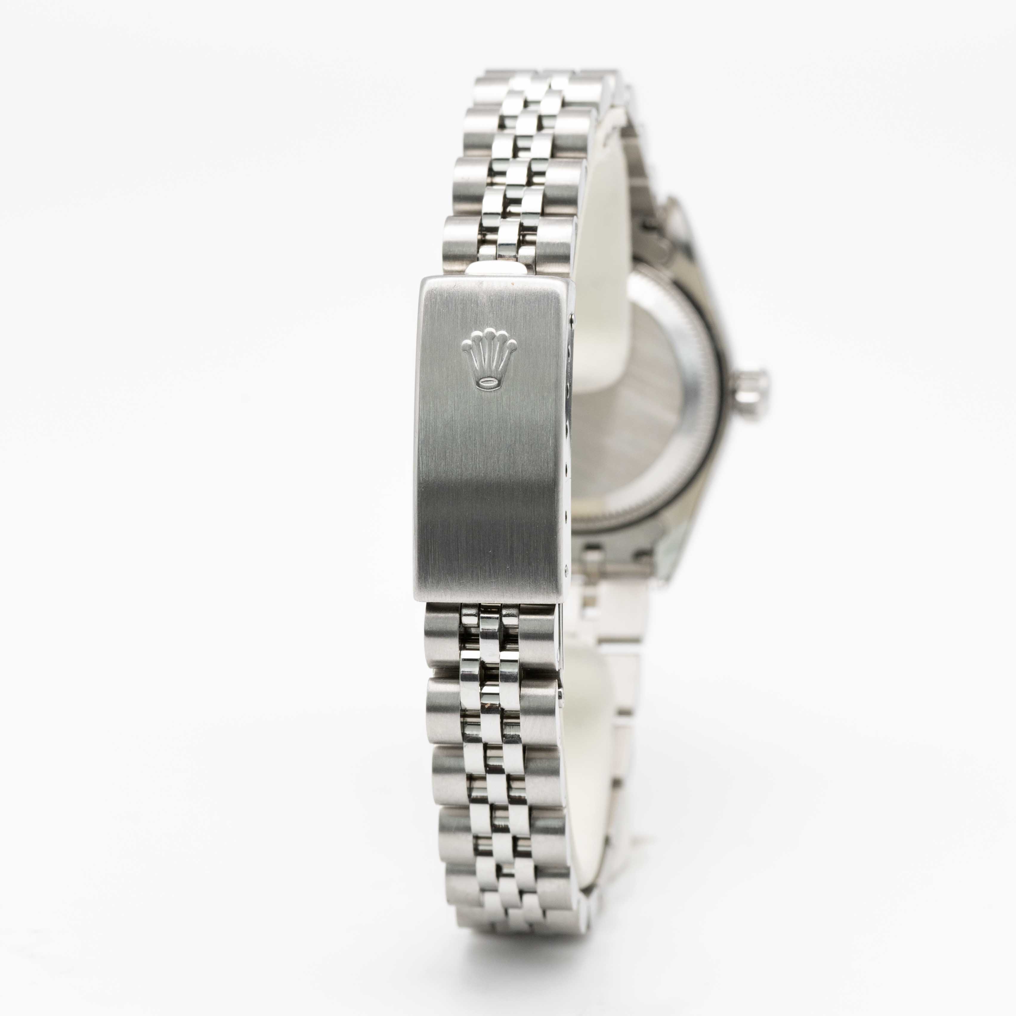 A LADIES STAINLESS STEEL ROLEX OYSTER PERPETUAL DATE BRACELET WATCH CIRCA 2000, REF. 79240 - Image 5 of 9