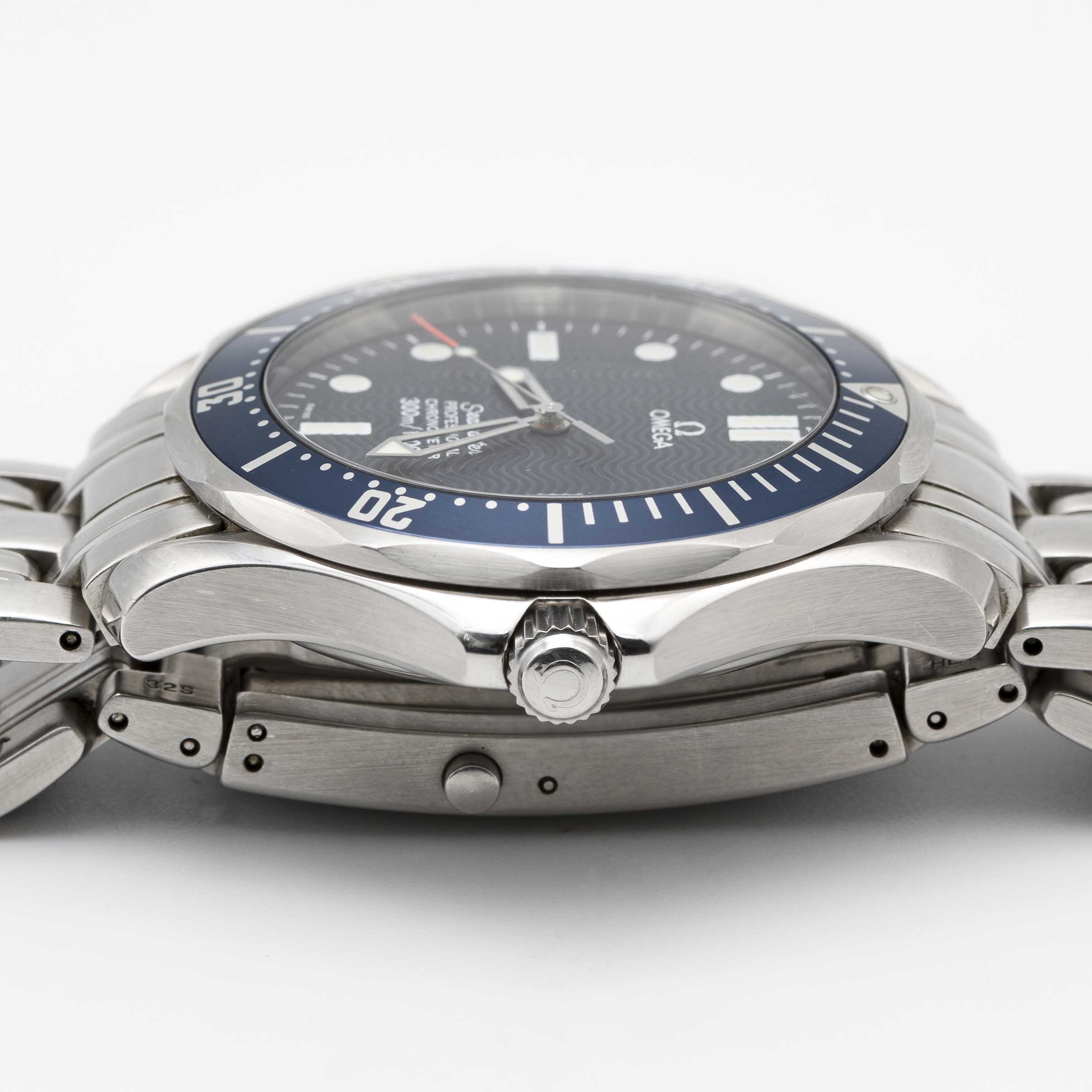 A GENTLEMAN'S STAINLESS STEEL OMEGA SEAMASTER PROFESSIONAL 300M CHRONOMETER BRACELET WATCH DATED - Image 7 of 9
