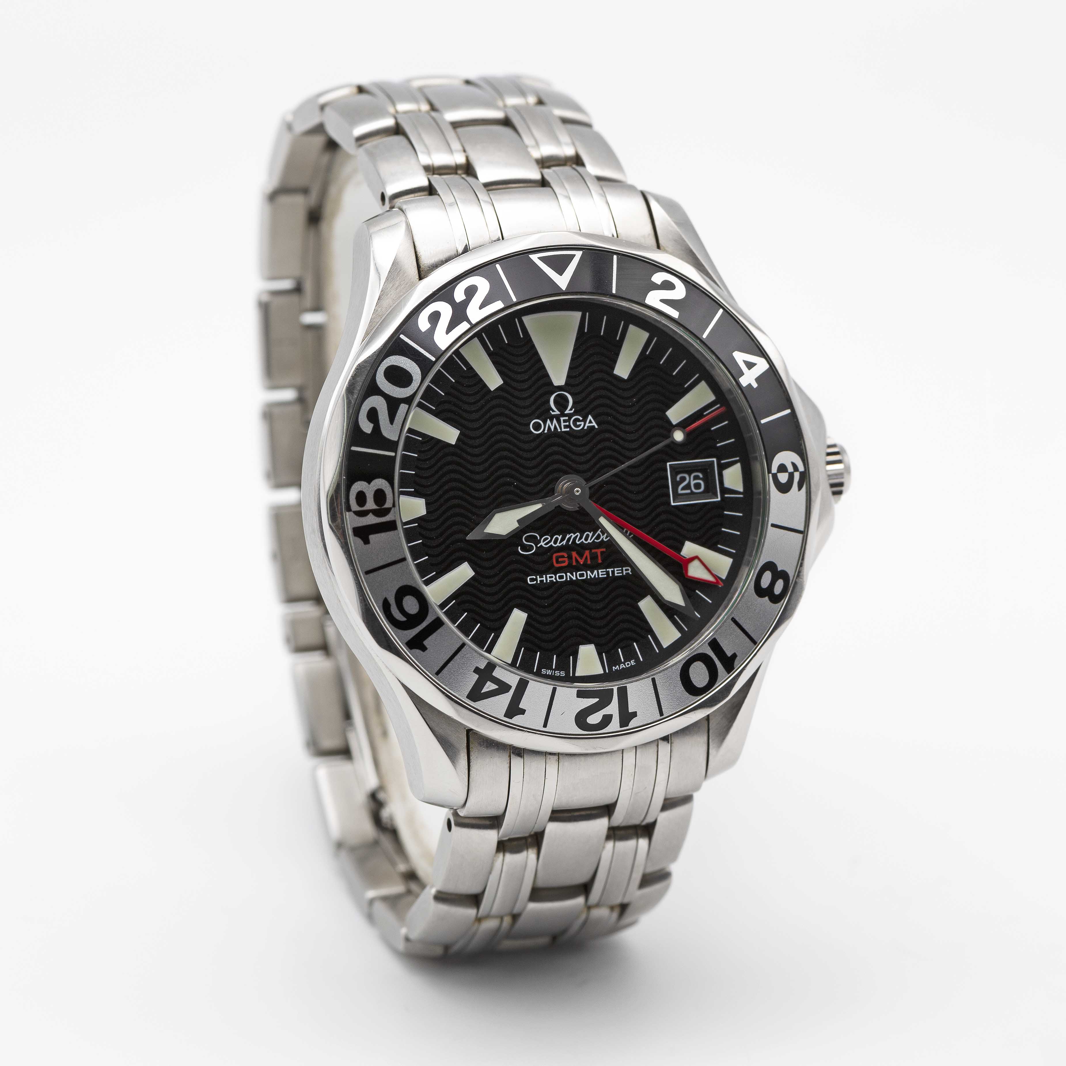 A GENTLEMAN'S STAINLESS STEEL OMEGA SEAMASTER GMT CHRONOMETER BRACELET WATCH DATED 2003, REF. 2234. - Image 4 of 9