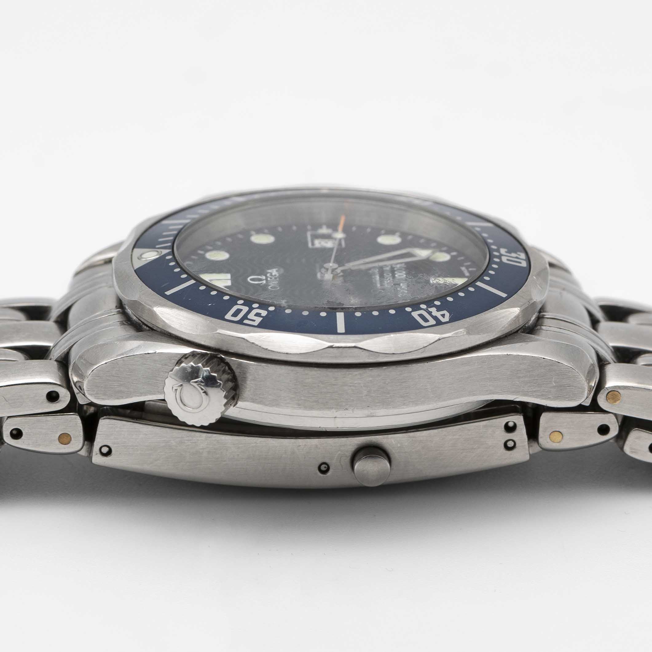 A MIDSIZE OMEGA SEAMASTER PROFESSIONAL 300M QUARTZ BRACELET WATCH CIRCA 1990s, REF 2551.80.00 WITH - Image 8 of 8