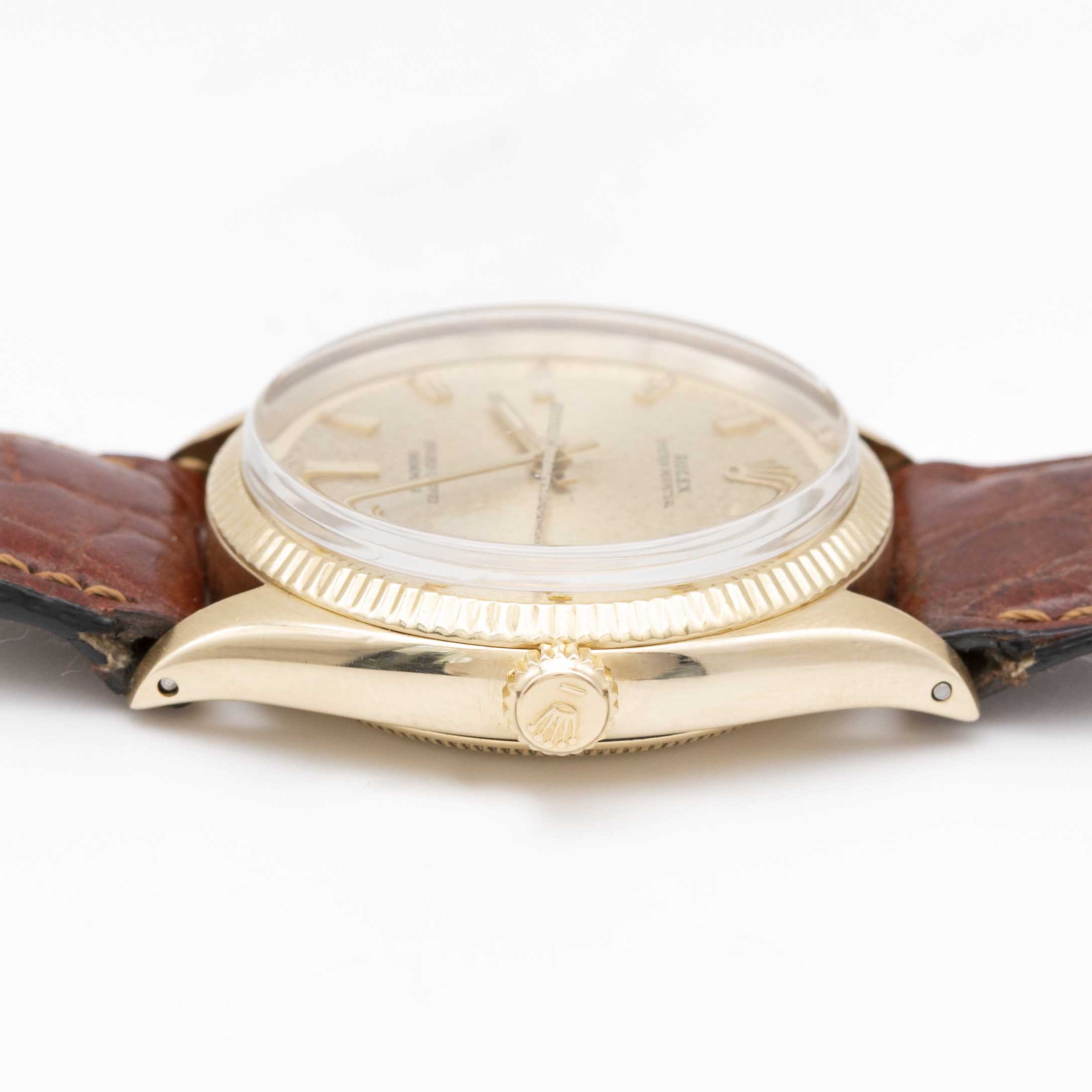 A GENTLEMAN'S 14K SOLID GOLD ROLEX OYSTER PERPETUAL WRIST WATCH CIRCA 1959, REF. 6565/6567 Movement: - Image 7 of 8