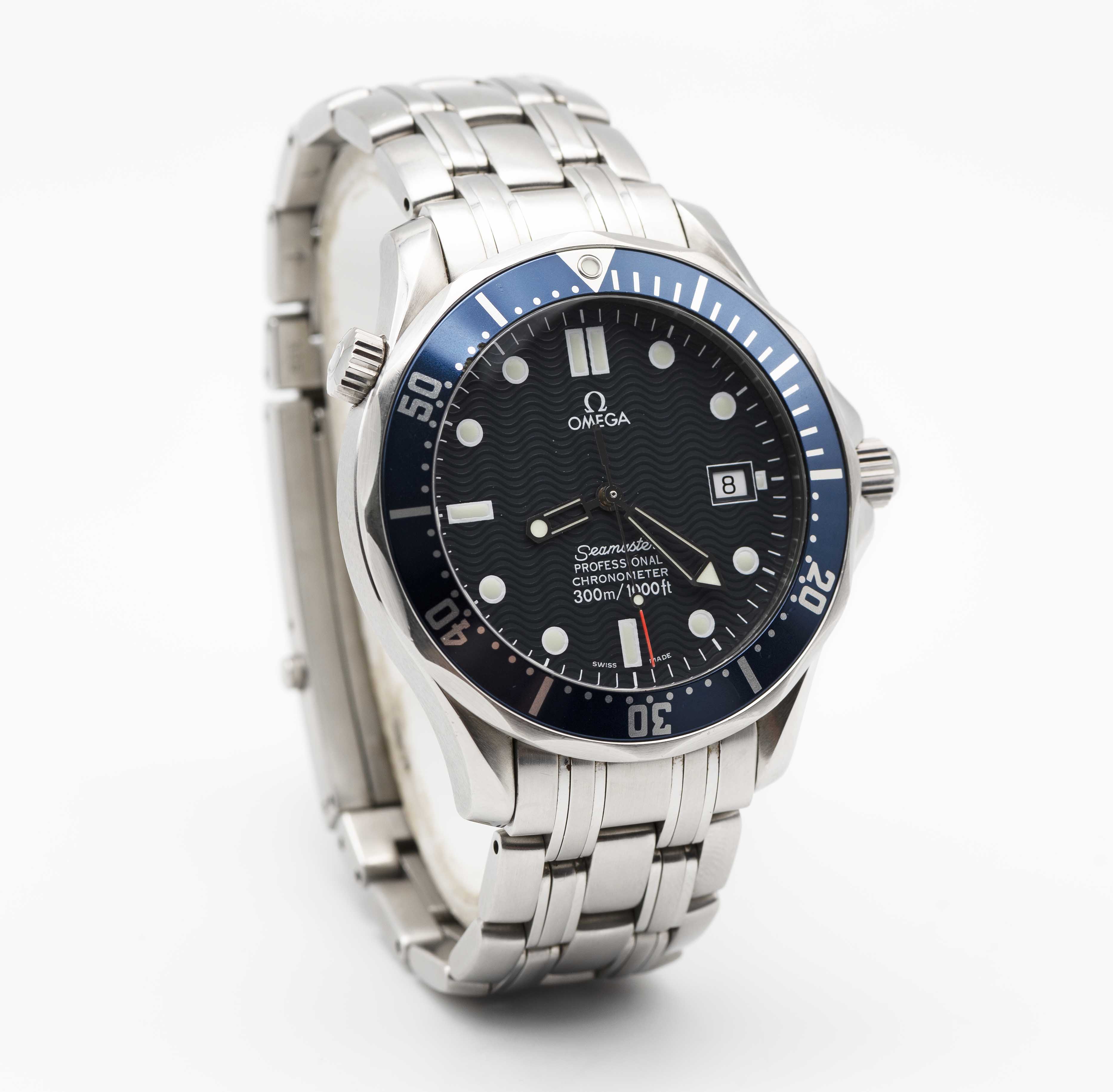 A GENTLEMAN'S STAINLESS STEEL OMEGA SEAMASTER PROFESSIONAL 300M CHRONOMETER BRACELET WATCH DATED - Image 4 of 9