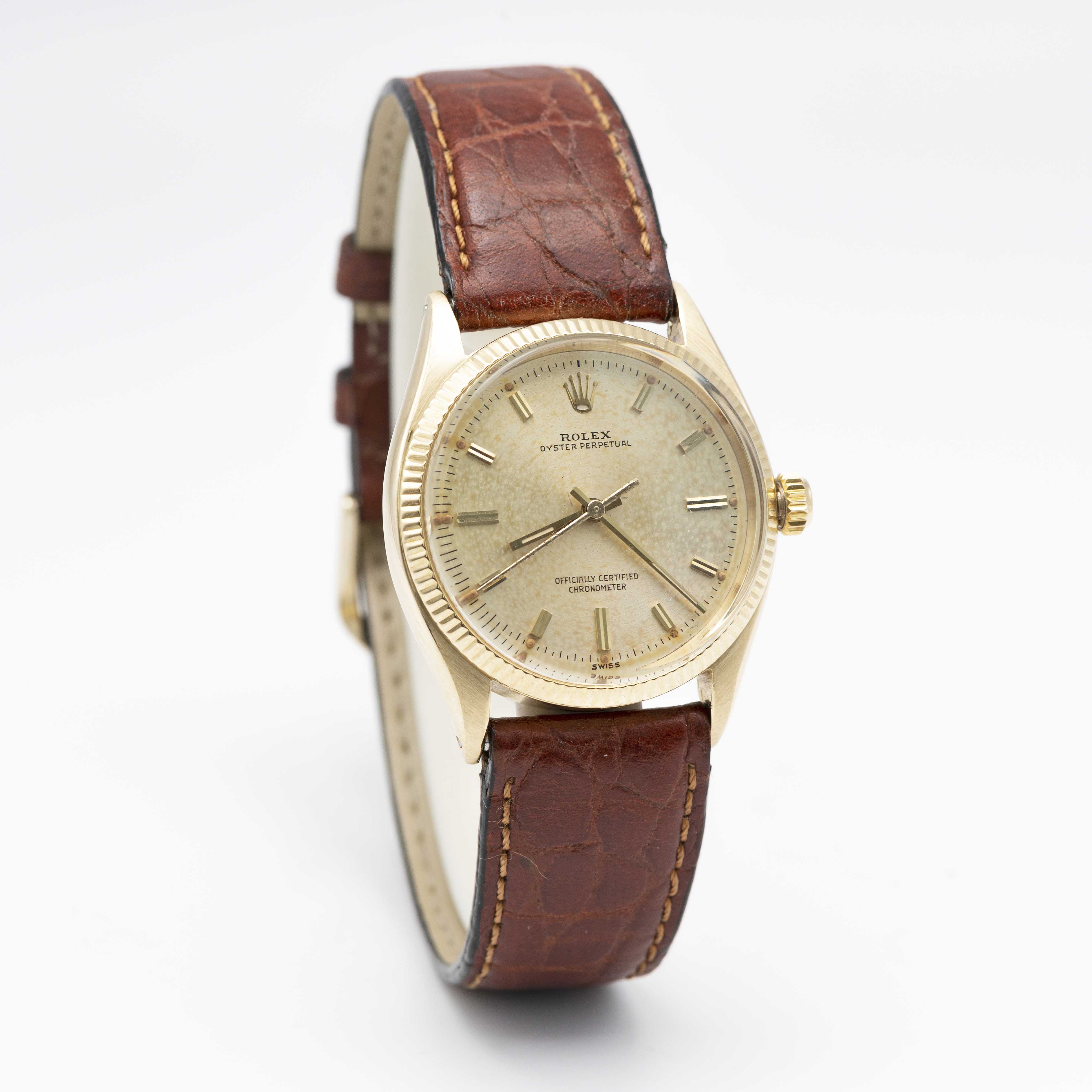 A GENTLEMAN'S 14K SOLID GOLD ROLEX OYSTER PERPETUAL WRIST WATCH CIRCA 1959, REF. 6565/6567 Movement: - Image 4 of 8