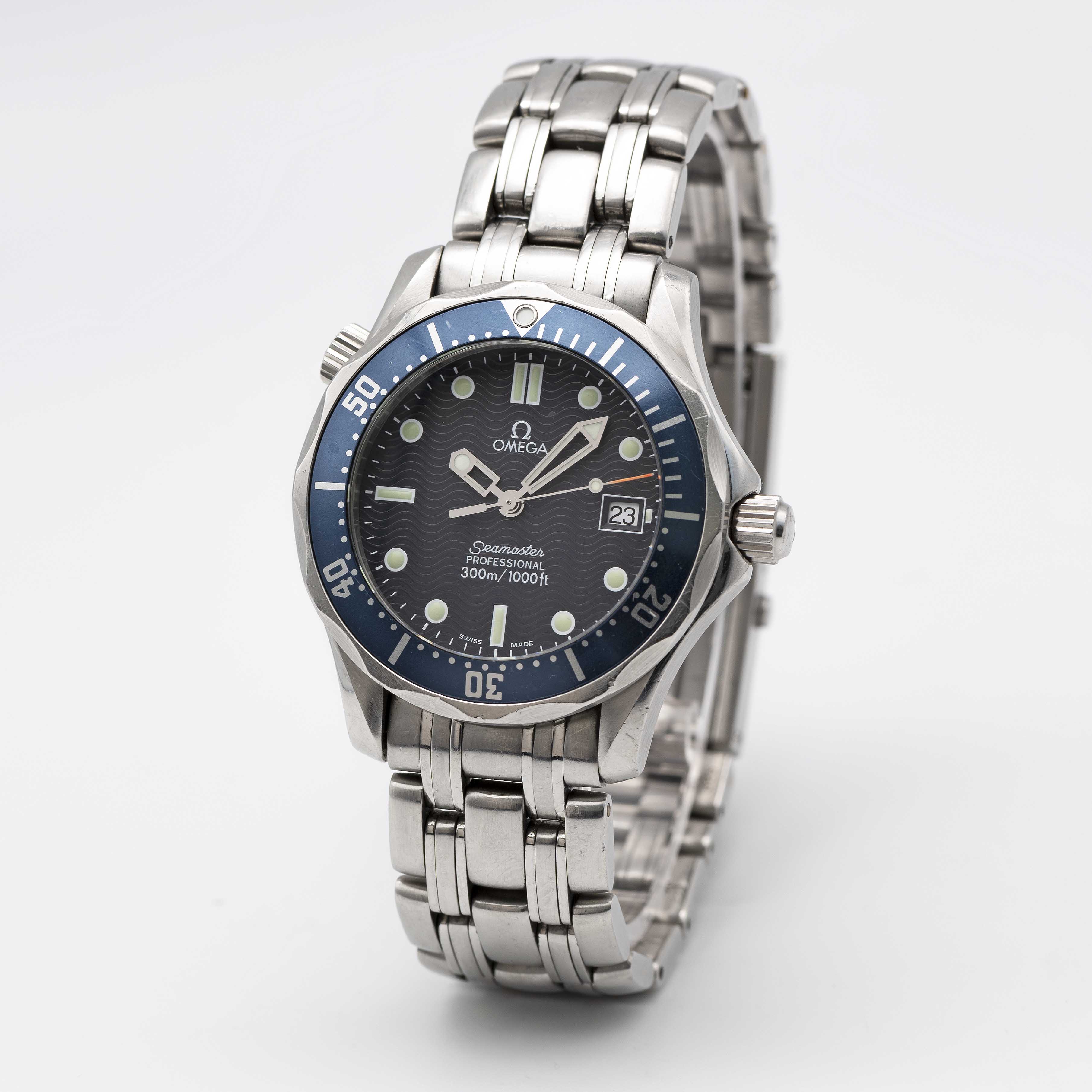 A MIDSIZE OMEGA SEAMASTER PROFESSIONAL 300M QUARTZ BRACELET WATCH CIRCA 1990s, REF 2551.80.00 WITH - Image 3 of 8