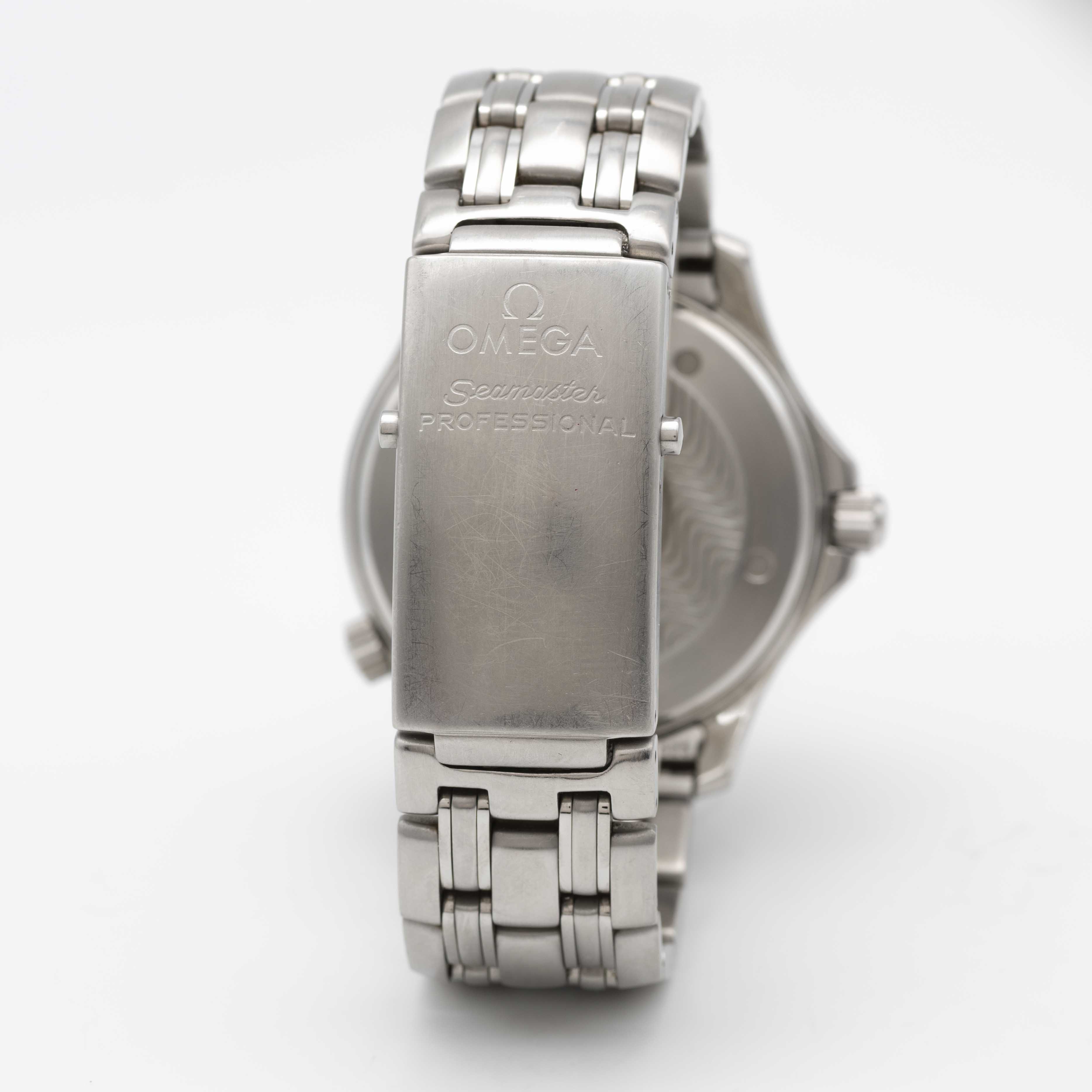 A GENTLEMAN'S STAINLESS STEEL OMEGA SEAMASTER PROFESSIONAL 300M CHRONOMETER BRACELET WATCH DATED - Image 5 of 9