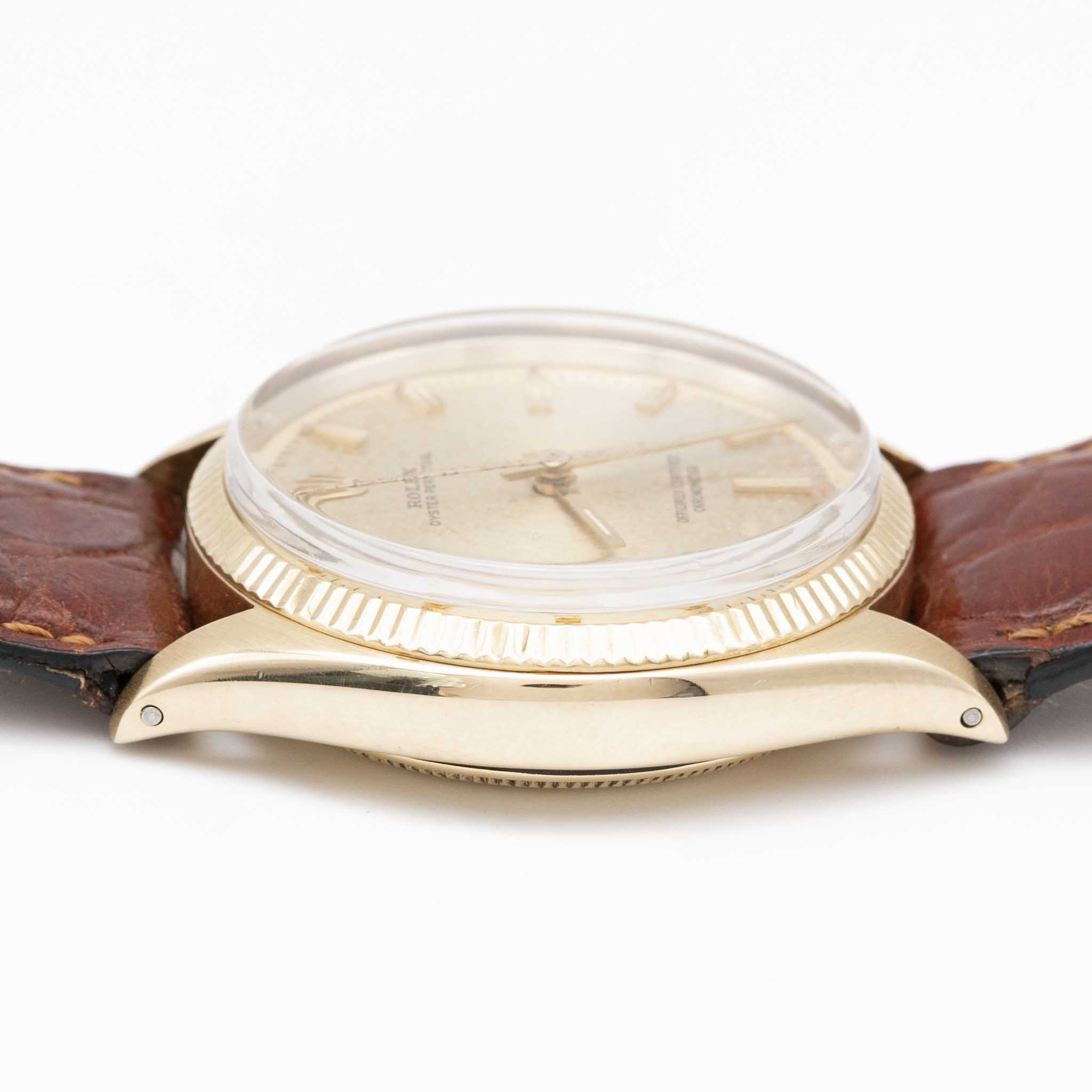 A GENTLEMAN'S 14K SOLID GOLD ROLEX OYSTER PERPETUAL WRIST WATCH CIRCA 1959, REF. 6565/6567 Movement: - Image 8 of 8